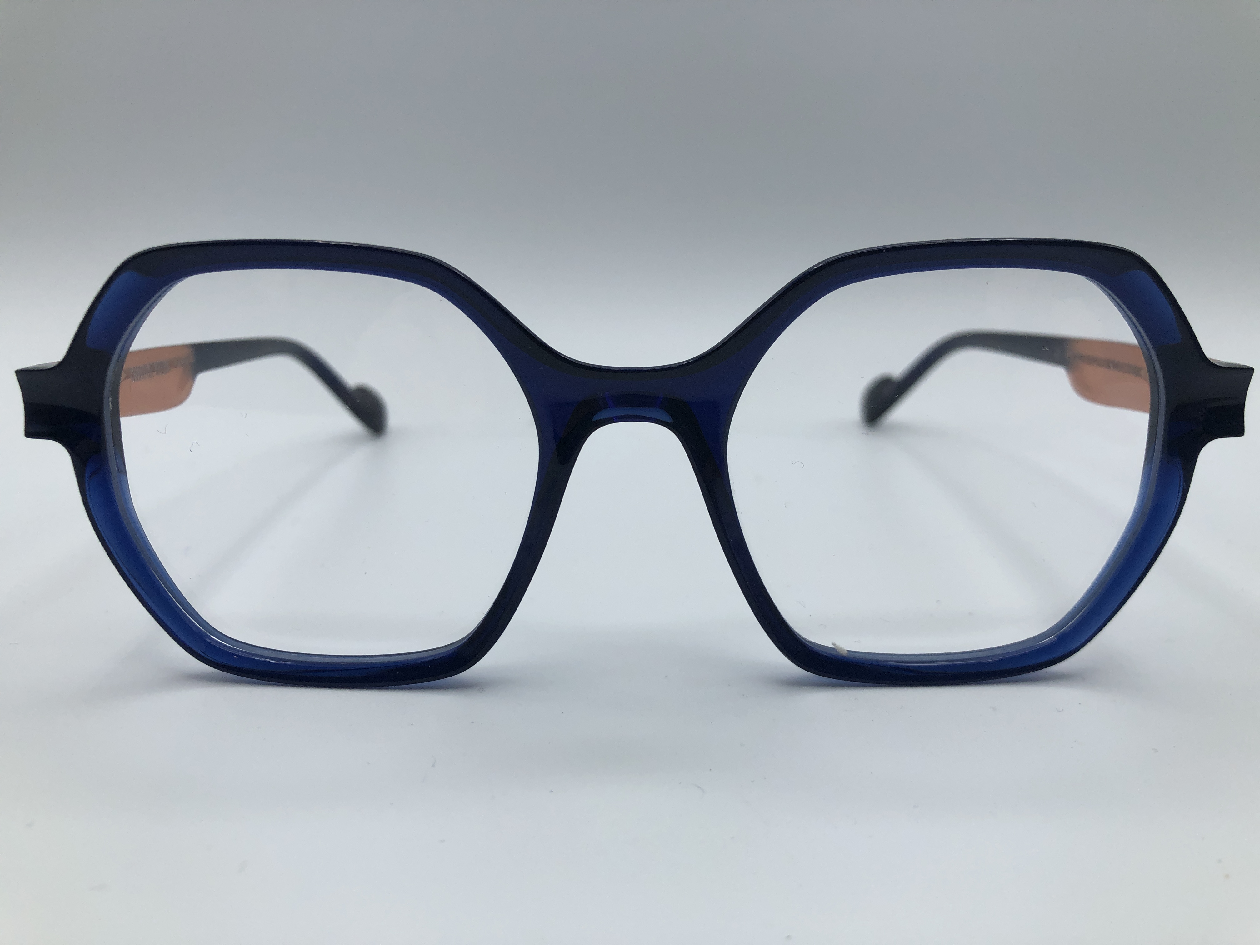 Caroline Abram Linda 292